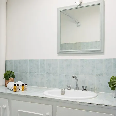 Apartment Veeve - Charmingly, Cohesively Chic Paris