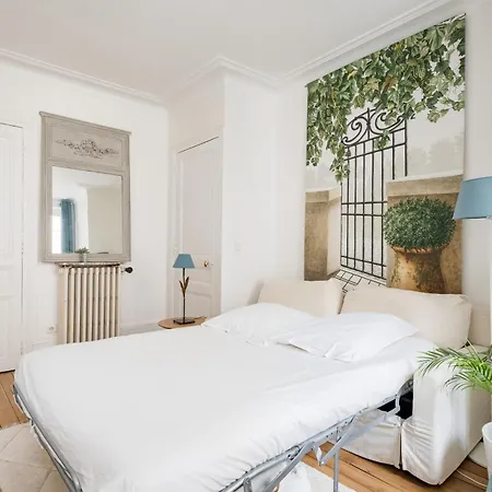 Apartment Veeve - Charmingly, Cohesively Chic Paris