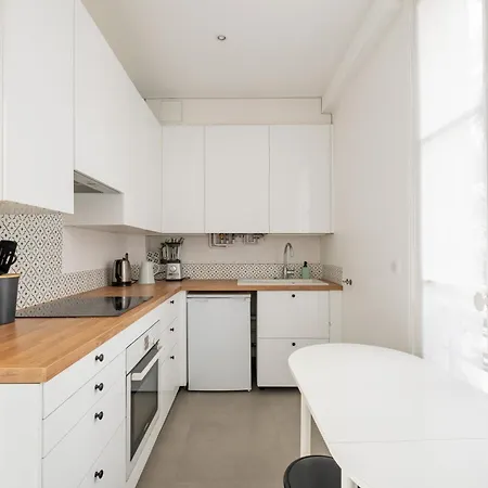 Veeve - Charmingly, Cohesively Chic Apartment