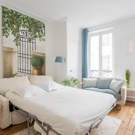 Apartment Veeve - Charmingly, Cohesively Chic Paris